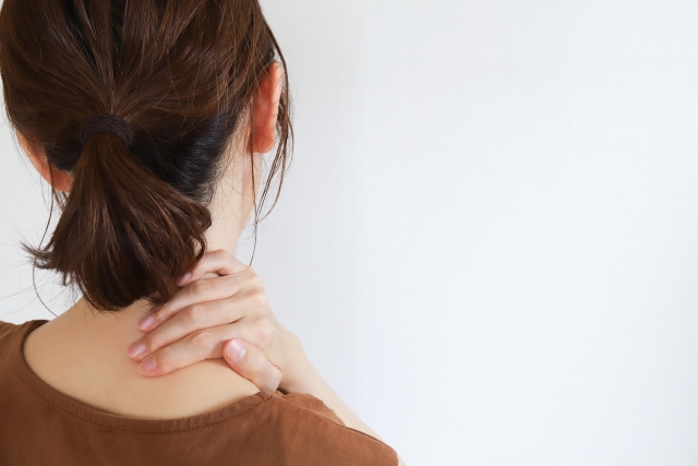 首の痛み